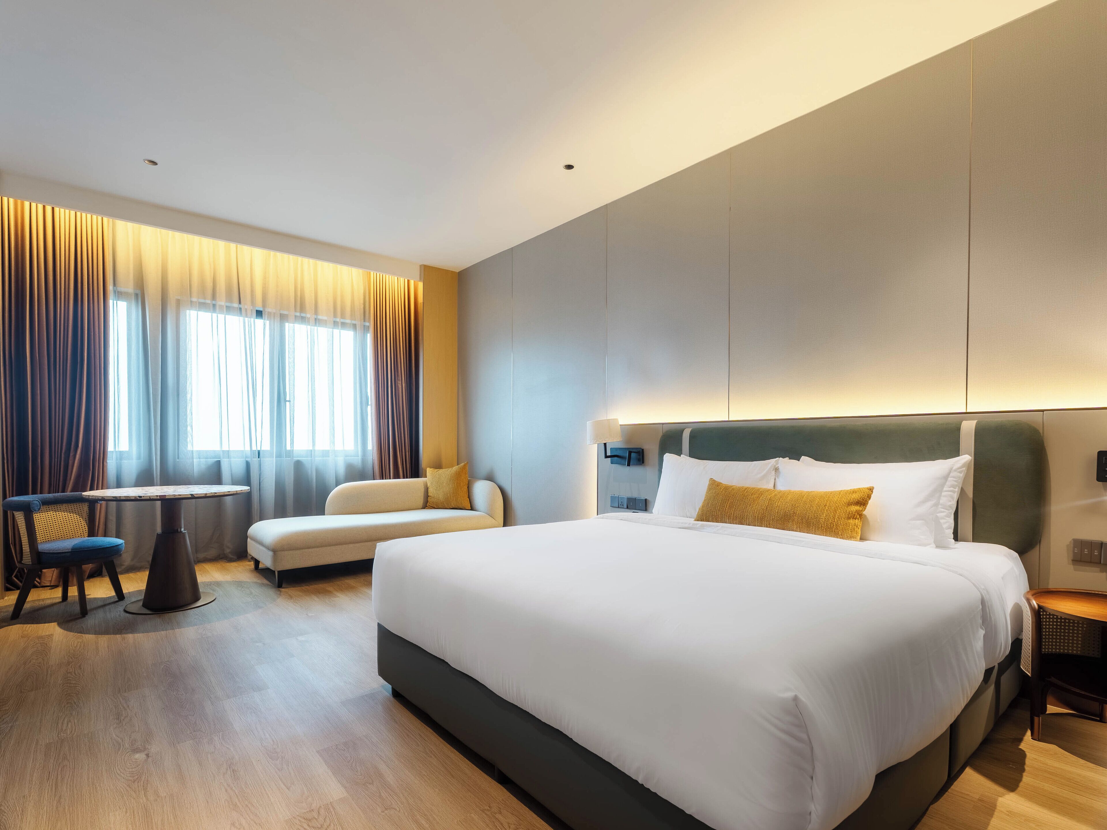 Dobbeltrom – deluxe, 1 kingsize-seng, byutsikt | Safe på rommet, lydisolert, strykejern/-brett og wi-fi (inkludert)