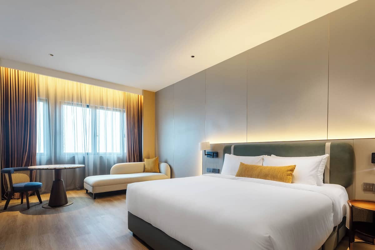 Dobbeltrom – deluxe, 1 kingsize-seng, byutsikt | Safe på rommet, lydisolert, strykejern/-brett og wi-fi (inkludert)