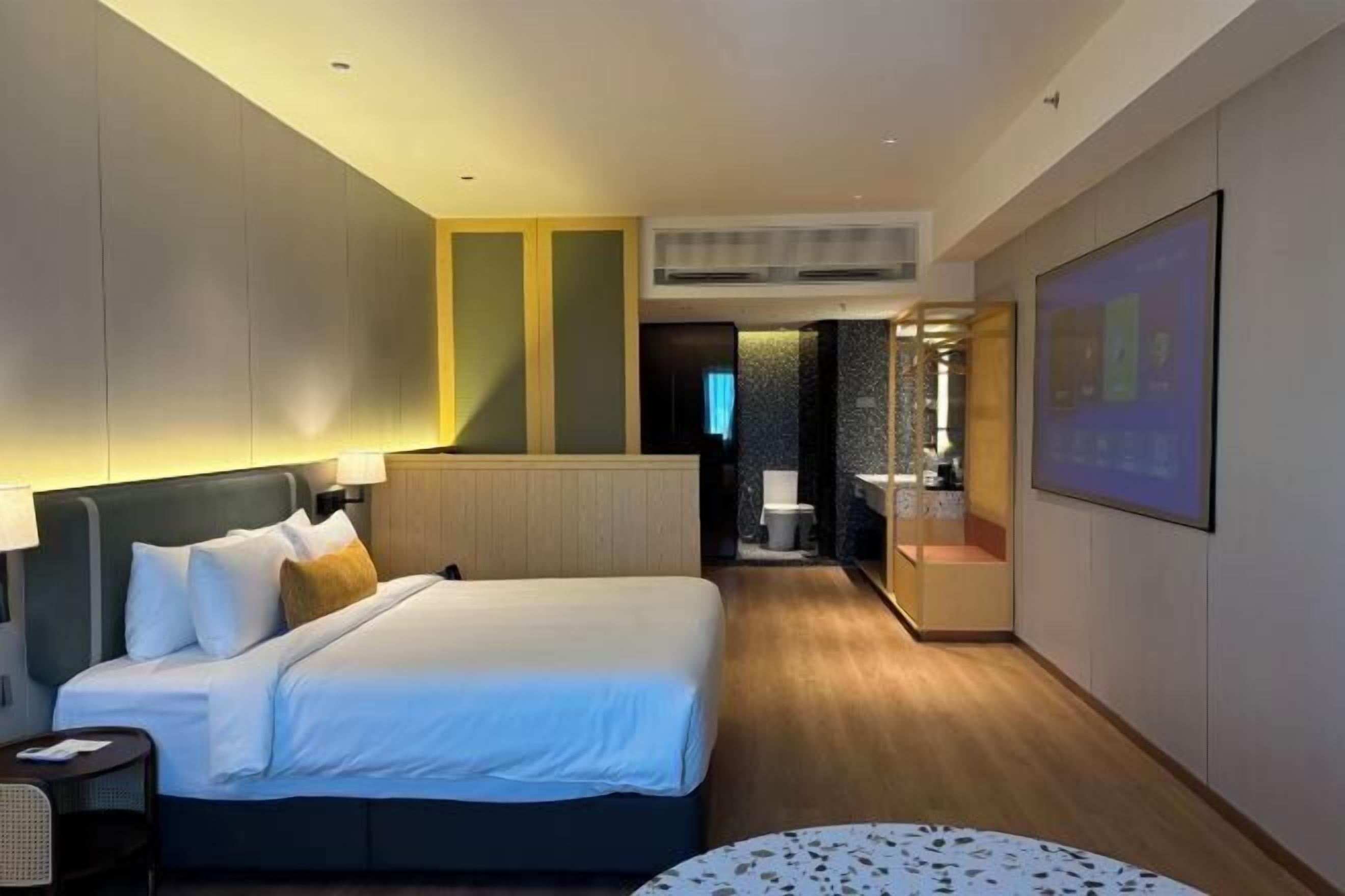 In-room safe, soundproofing, iron/ironing board, free WiFi