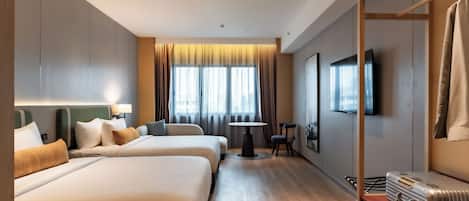 Habitación cuádruple Deluxe, vista a la ciudad | Caja de seguridad en la habitación y insonorización