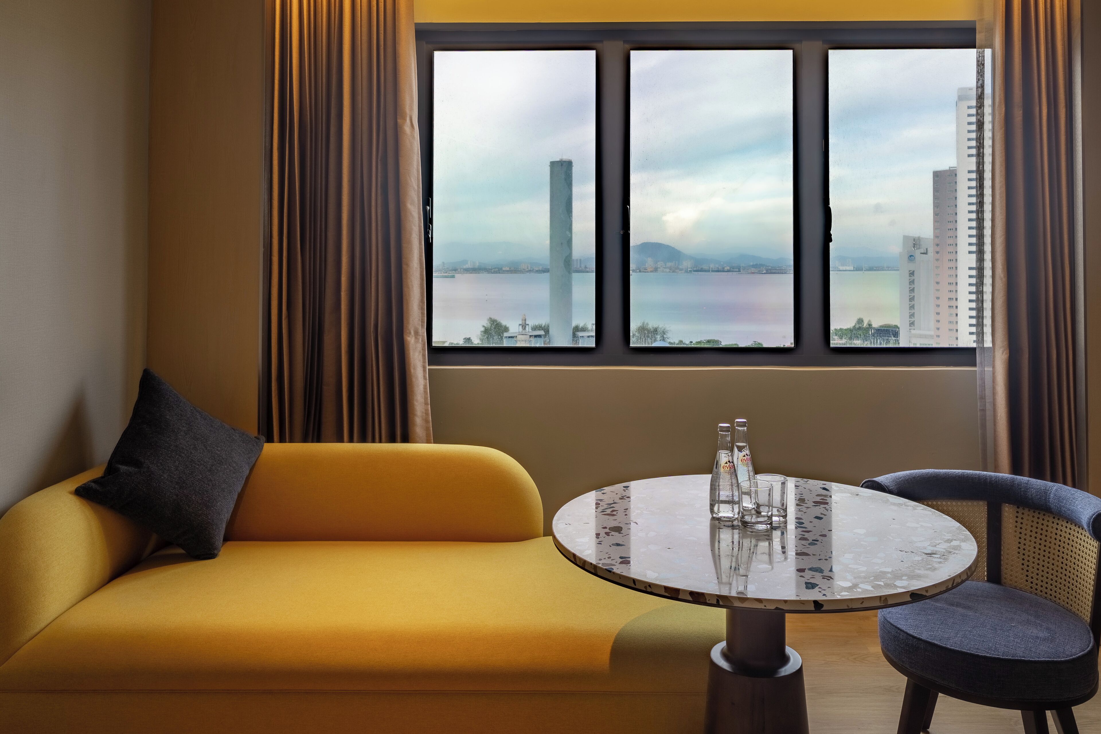 Caja de seguridad en la habitación y sistema de insonorización 