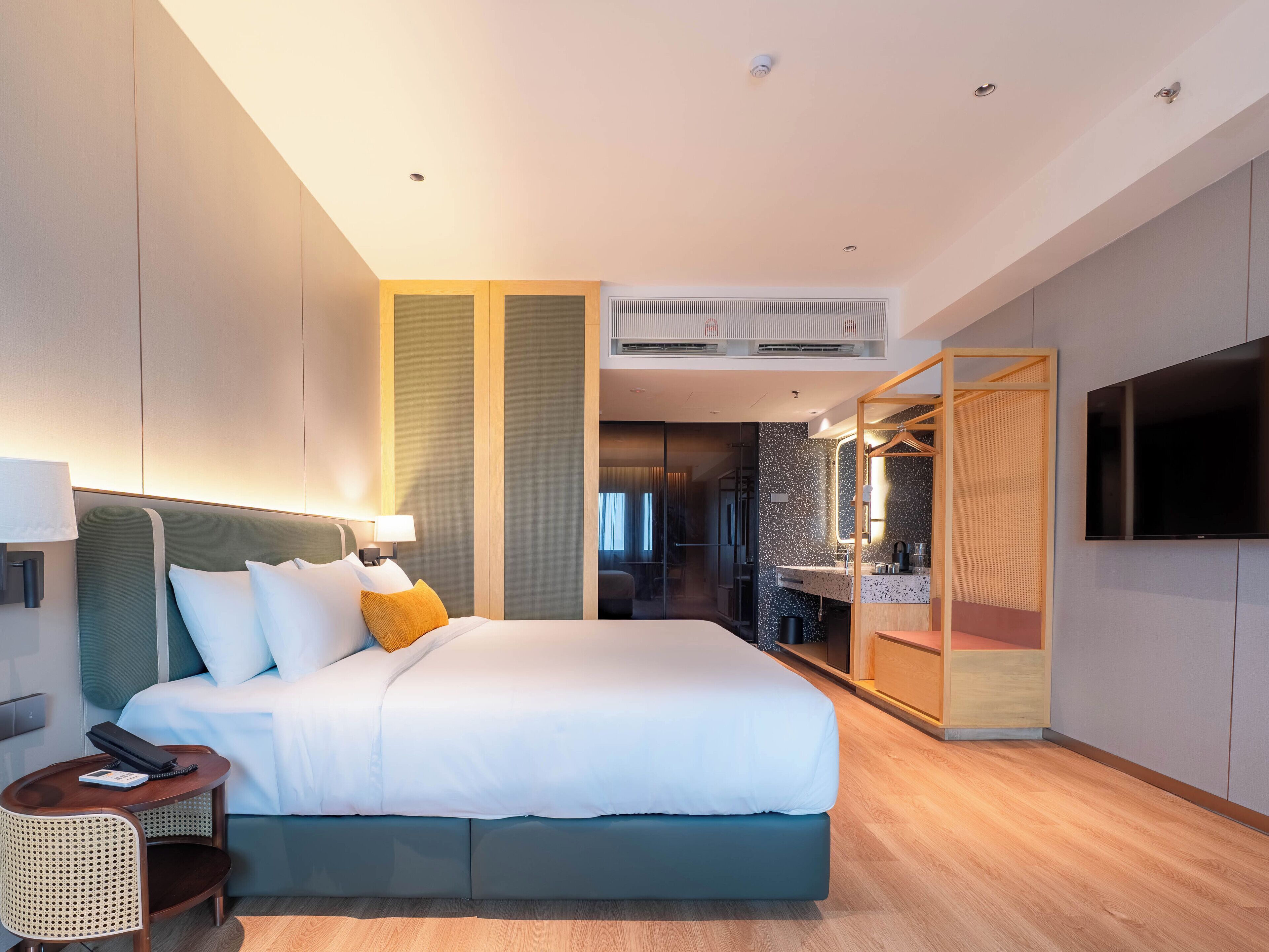 Dobbeltrom – deluxe, 1 kingsize-seng, byutsikt | Safe på rommet, lydisolert, strykejern/-brett og wi-fi (inkludert)