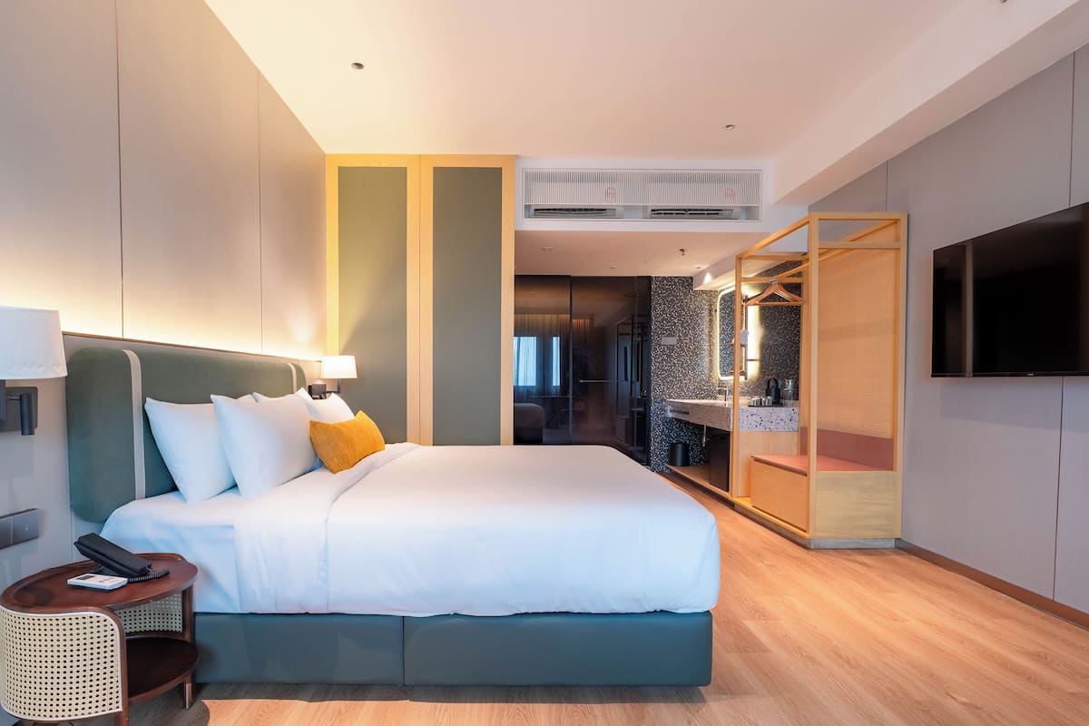 Dobbeltrom – deluxe, 1 kingsize-seng, byutsikt | Safe på rommet, lydisolert, strykejern/-brett og wi-fi (inkludert)