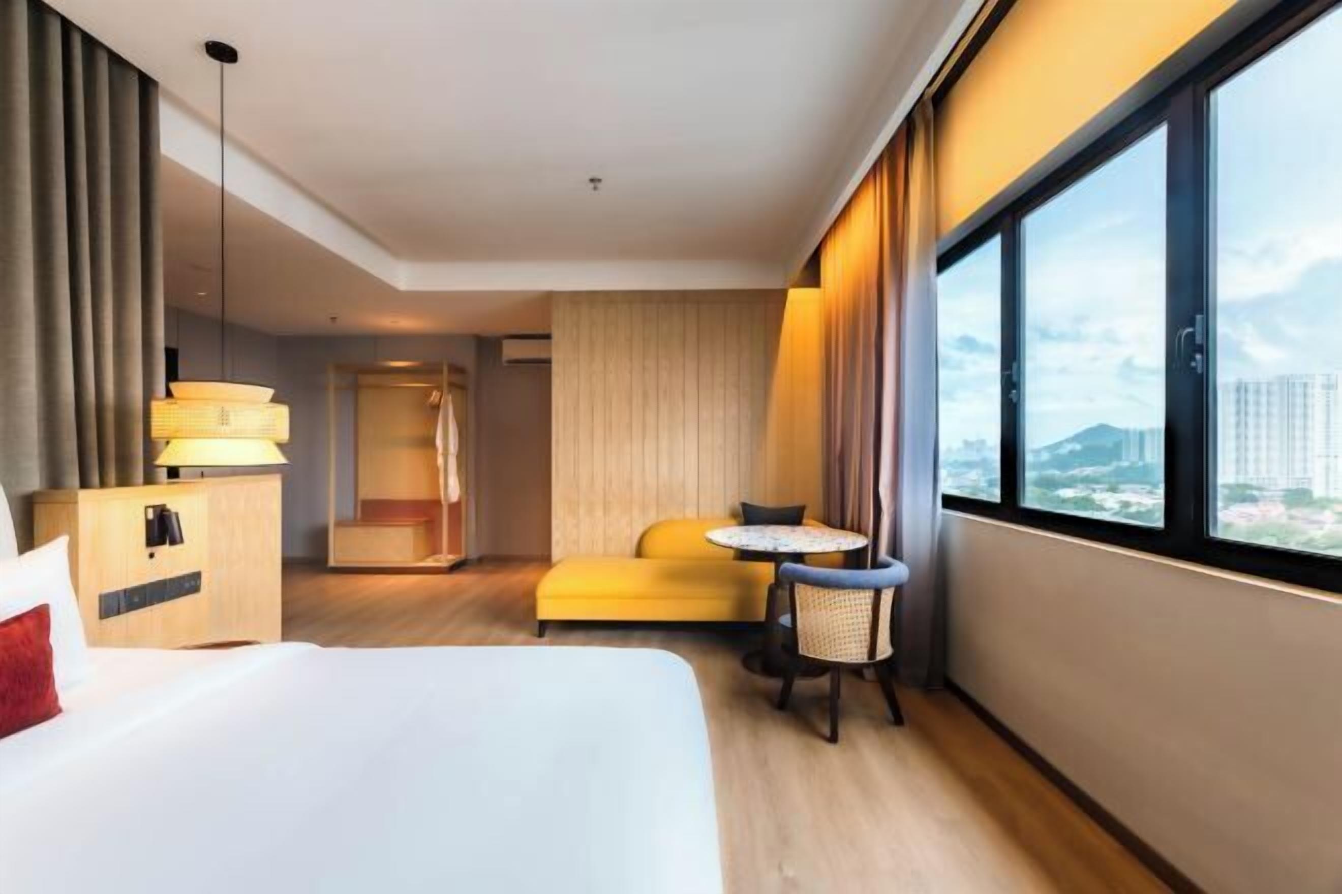 In-room safe, soundproofing, iron/ironing board, free WiFi