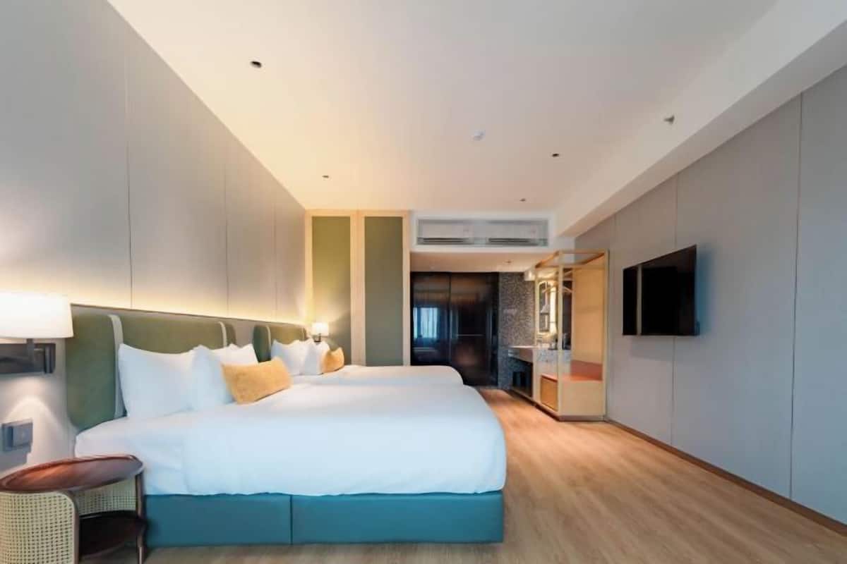 In-room safe, soundproofing, iron/ironing board, free WiFi