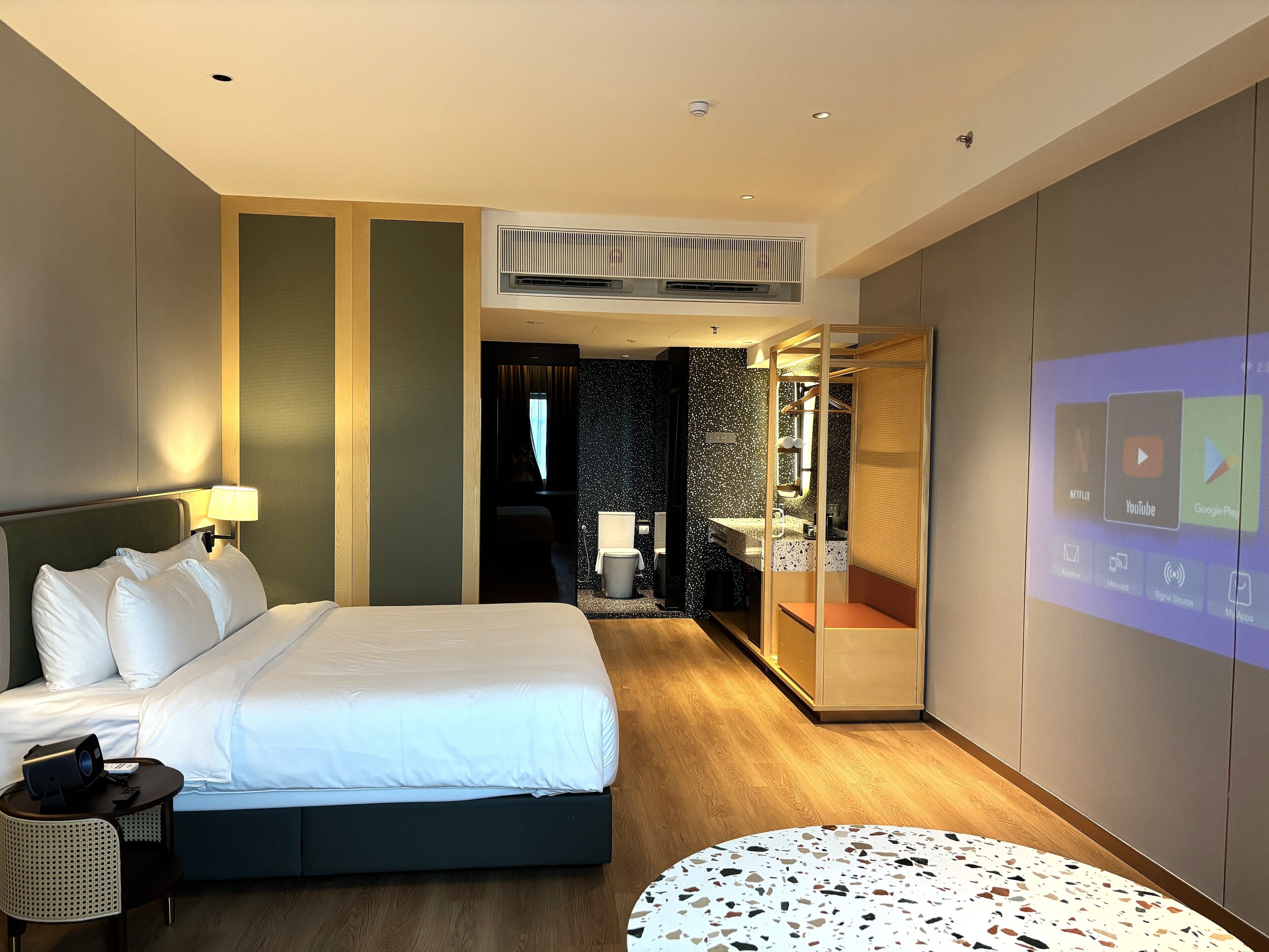 خزنة داخل الغرفة وتجهيزات عازلة للصوت ومكواة/لوح كي وواي فاي مجانًا