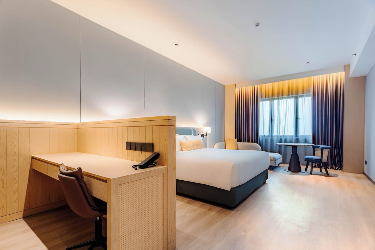 Executive Double Room, 1 King Bed, City View | In-room safe, soundproofing, iron/ironing board, free WiFi