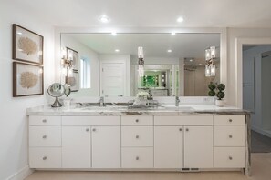 Interior - 7000 sqft Luxury | Skyline Views | Gym & Deck (Seattle)