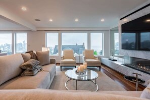 Smart TV, fireplace - 7000 sqft Luxury | Skyline Views | Gym & Deck (Seattle)