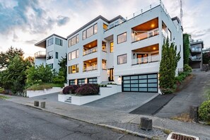 Exterior - 7000 sqft Luxury | Skyline Views | Gym & Deck (Seattle)