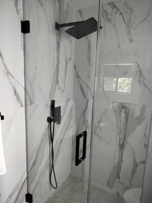 Sèche-cheveux, serviettes fournies, savon, papier toilette