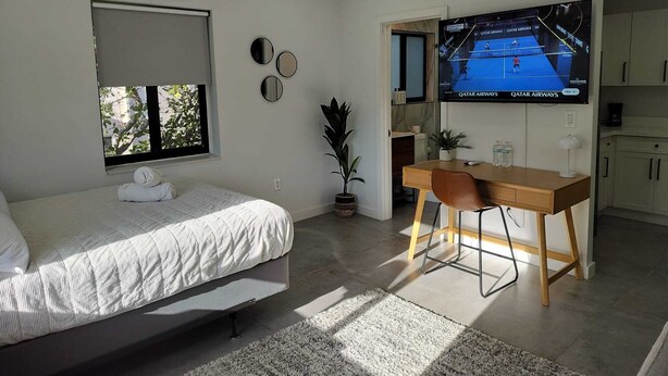 Unclassified image, 1 of 19, button - Relax and Unwind in Miami  6 (Miami)