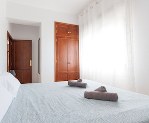 Iron/ironing board, WiFi, bed sheets