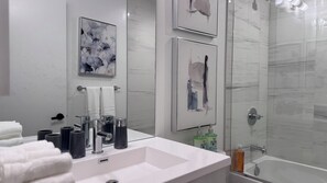 Bruser, hårtørrer, håndklæder, Sæbe