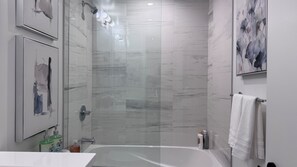 Doccia, asciugacapelli, asciugamani, sapone