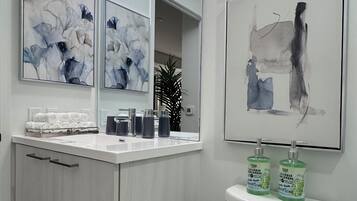 淋浴設備、風筒、提供毛巾、番梘