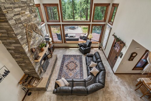Hot tub, Pet Friendly, Big Deck & Forest Views!