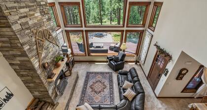 Hot tub, Pet Friendly, Big Deck & Forest Views!