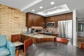 Geladeira, micro-ondas, fogão, cooktop