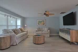 TV - SeaClusion Pool home on a Canal (Sarasota)