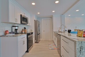 Microwave, oven, dishwasher, coffee/tea maker - SeaClusion Pool home on a Canal (Sarasota)