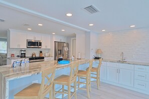 Mikrowelle, Ofen, Geschirrspüler, Wasserkocher mit Kaffee-/Teezubehör