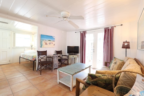 Yellow Palm Cottage steps from the beach