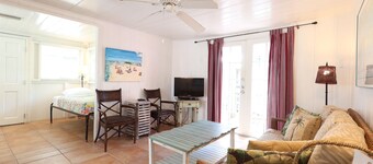 Yellow Palm Cottage steps from the beach