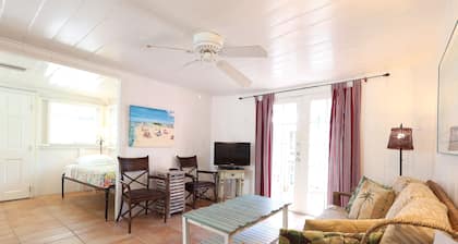 Yellow Palm Cottage steps from the beach