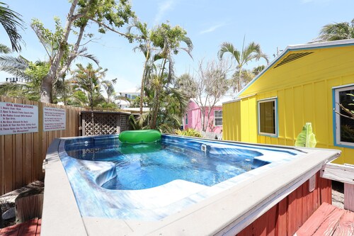 Yellow Palm Cottage steps from the beach
