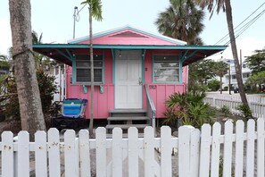 Exterior - Pink Mango Cottage steps from the beach (Sarasota)