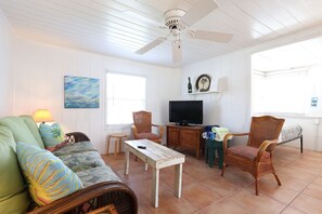 TV - Pink Mango Cottage steps from the beach (Sarasota)