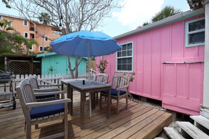 Outdoor dining - Pink Mango Cottage steps from the beach (Sarasota)