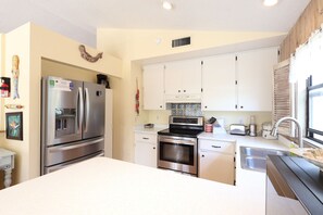 Mikrowelle, Geschirrspüler, Wasserkocher mit Kaffee-/Teezubehör, Toaster