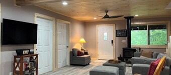 Secluded Smoky Mountains 3-bedroom home with hot tub, WiFi, AC