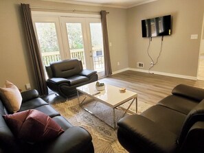 Smart TV - Stone Mountain Getaway- 3 bedroom ranch house (Stone Mountain)