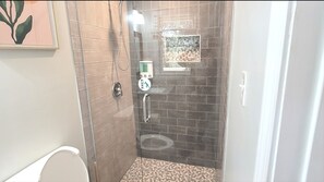 Dusche, Haartrockner, Handtücher, Seife