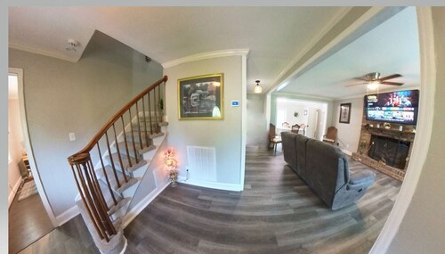 Spacious 5-bedroom house in awesome West Columbia with WiFi, AC