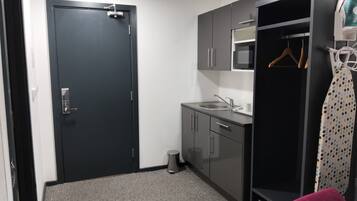 Huoneisto | Yksityinen keittiö | Jääkaappi, mikroaaltouuni, uuni, liesi