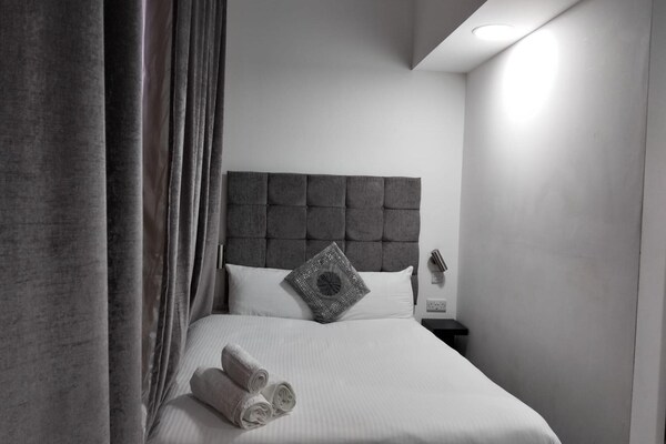 1 Bed Flat - Sleeps 2 - Parking - Wifi - Nottingham