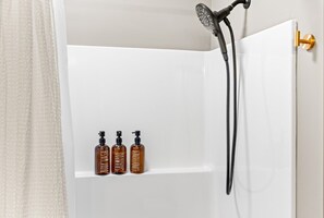 Douche, séchoir à cheveux, serviettes fournies, savon