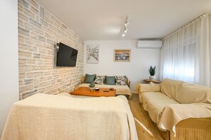 TV - Holiday Home Marija with pool 6+2 (Bukovic)