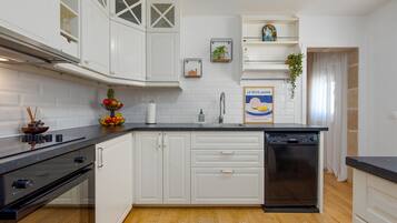 Fridge, oven, dishwasher, coffee/tea maker
