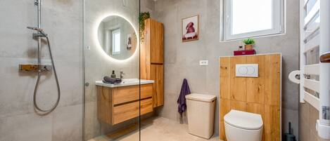 Shower, hair dryer, towels