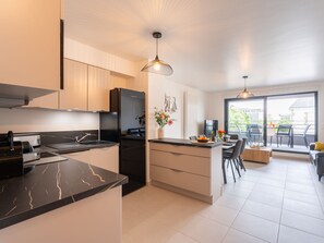 Kühlschrank, Mikrowelle, Ofen, Geschirrspüler