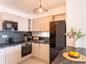 Kühlschrank, Mikrowelle, Ofen, Geschirrspüler