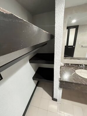 Chuveiro, banheira de hidromassagem, secador de cabelo, bidê