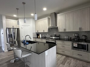 冰箱、微波炉、烤箱、炉灶