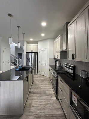 冰箱、微波炉、烤箱、炉灶