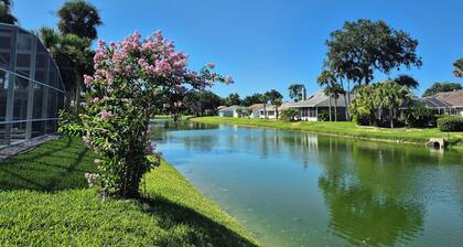 Sadie's Daytona private pool home with 5 king beds , pool table and arcade games